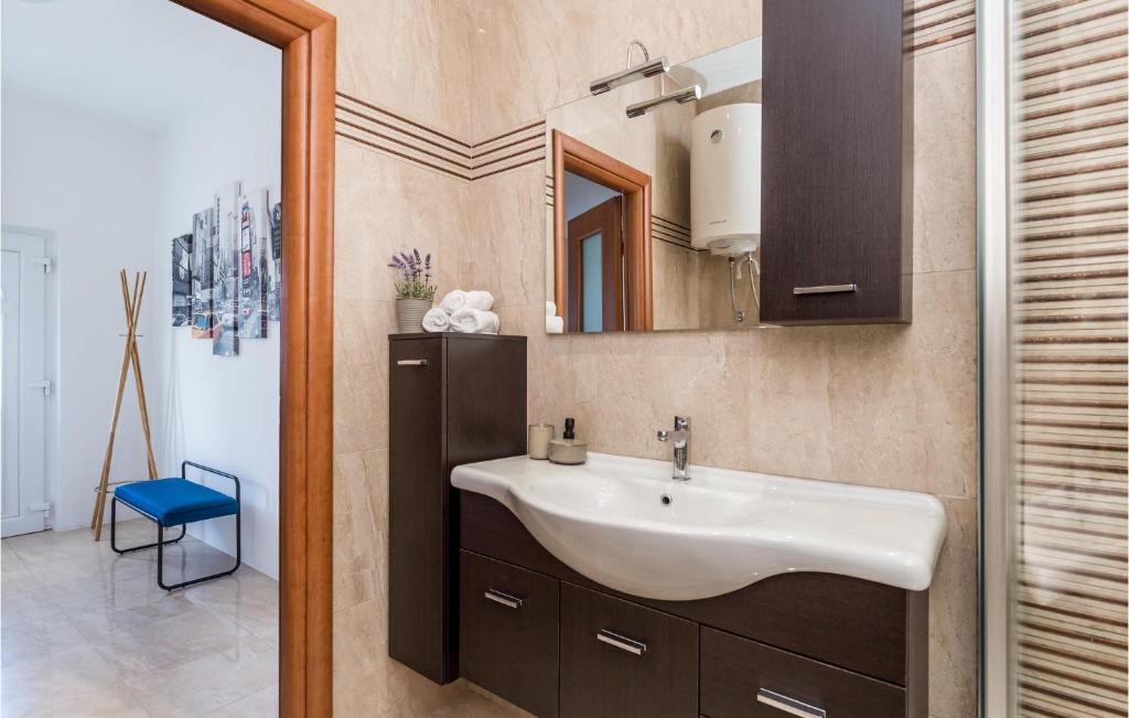Kúpeľňa v ubytovaní 2 Bedroom Amazing Apartment In Rijeka