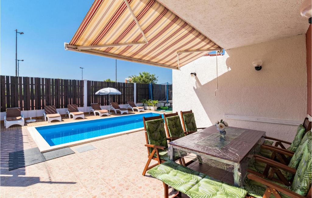 Bazén v ubytování Holiday Home Pomer Pomer nebo v jeho okolí