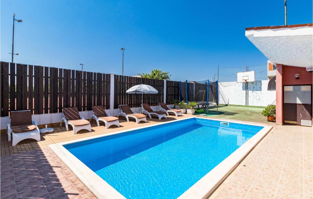 Bazén v ubytování Holiday Home Pomer Pomer nebo v jeho okolí