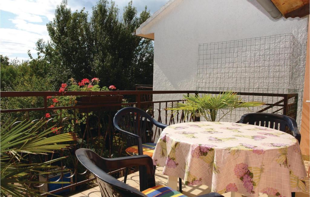 stół i krzesła na balkonie z kwiatami w obiekcie Beautiful Apartment In Pula With Wifi w Puli