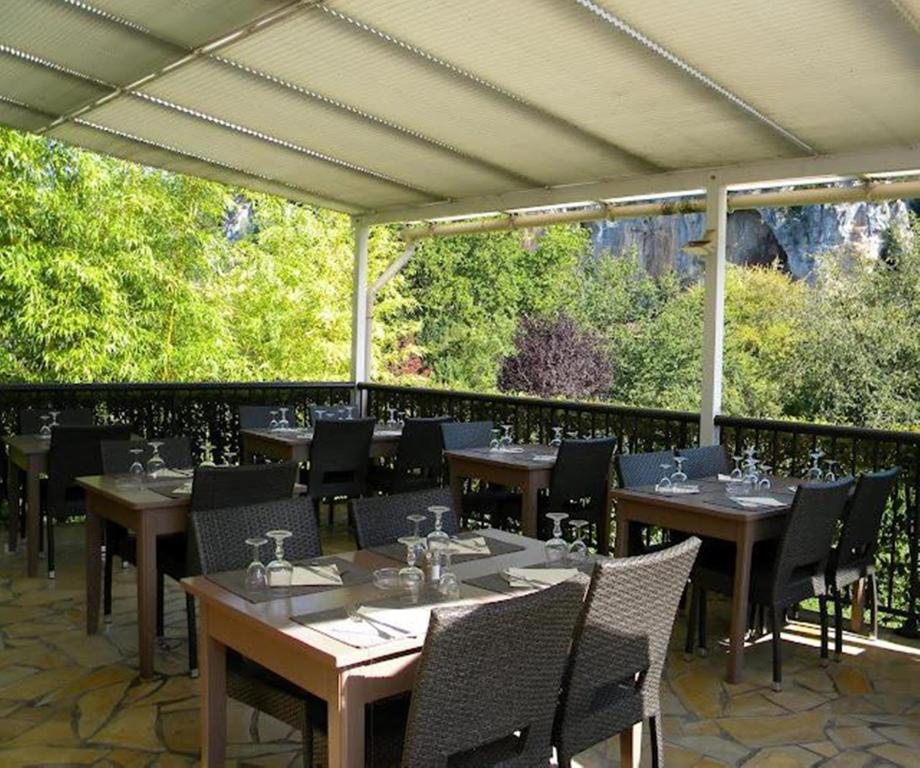Restaurace v ubytování Hôtel Restaurant Les Falaises