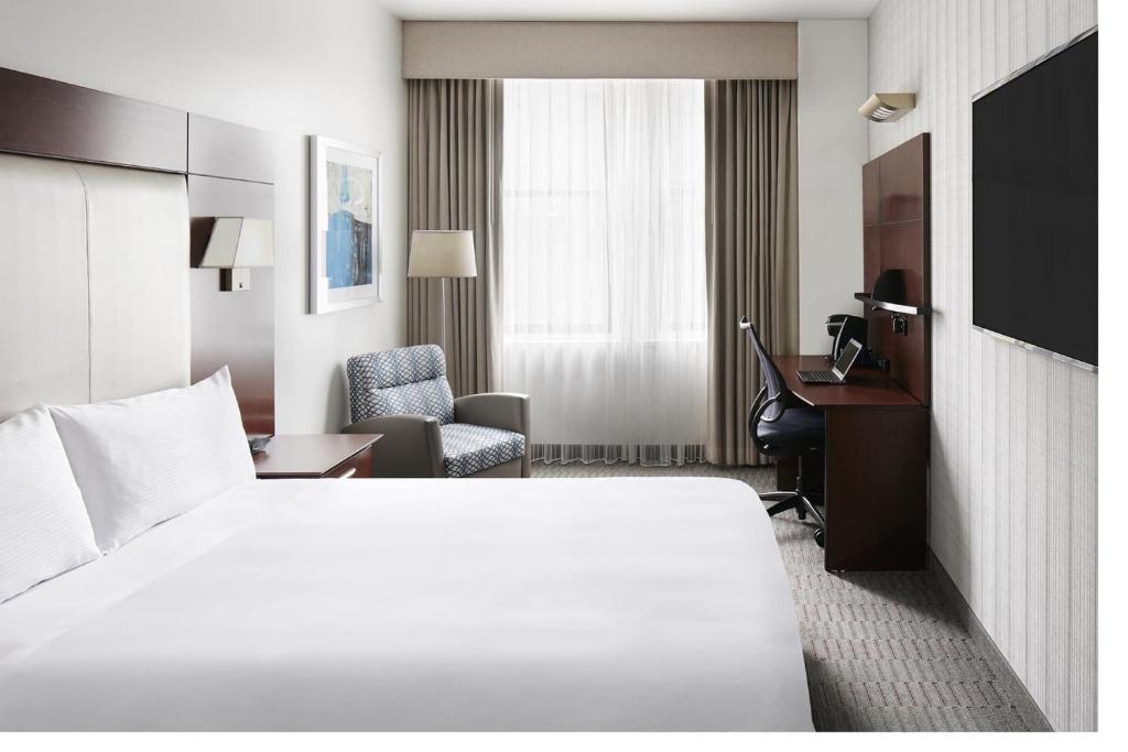 Postel nebo postele na pokoji v ubytování Club Quarters Hotel Wacker at Michigan, Chicago