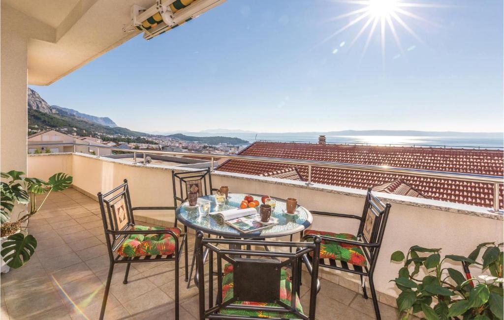 een patio met een tafel en stoelen op een balkon bij Amazing Apartment In Makarska With Wifi in Makarska