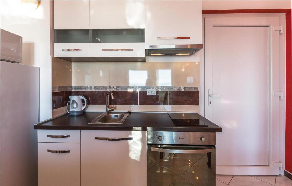 A cozinha ou cozinha compacta de Amazing Apartment In Makarska With Wifi
