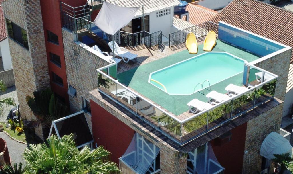 uma vista superior de uma piscina no topo de um edifício em Apartamentos Capri Beach House Residencial Familiar em São Francisco do Sul