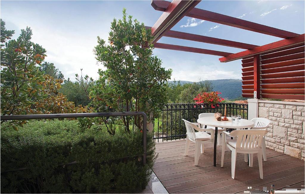 2 Bedroom Gorgeous Apartment In Rabac