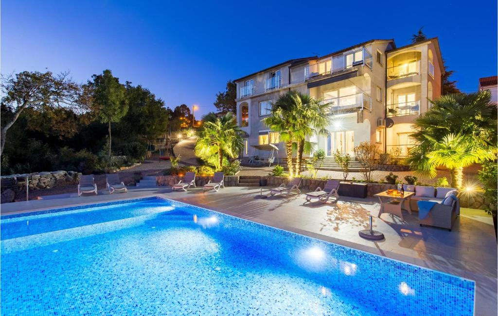 een zwembad voor een gebouw bij Lovely Apartment In Rijeka With Wifi in Rijeka