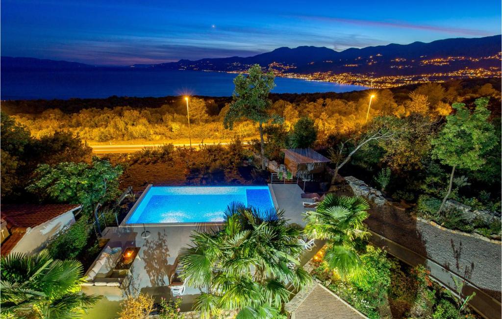 Bazén v ubytovaní Lovely Apartment In Rijeka With Wifi alebo v jeho blízkosti