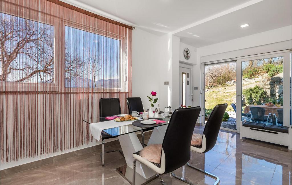 Televízia a/alebo spoločenská miestnosť v ubytovaní Lovely Apartment In Rijeka With Wifi