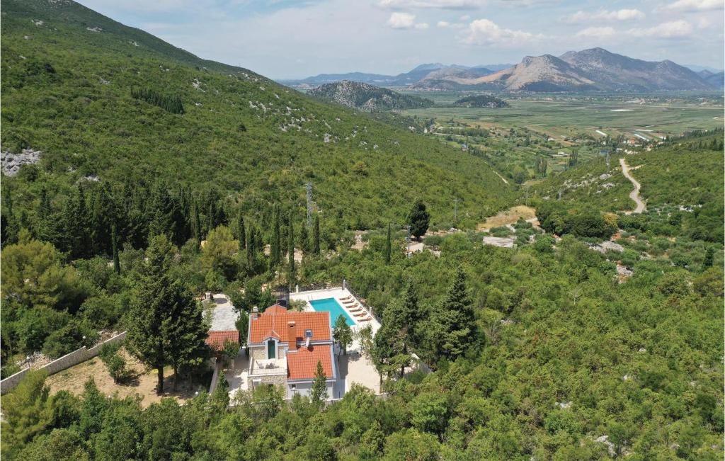 una vista aérea de una casa en una montaña en Pet Friendly Home In Bijeli Vir With Jacuzzi en Bijeli Vir