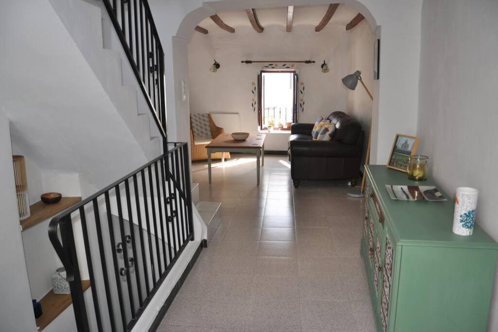Posezení v ubytování Quirky townhouse with a seaview roof terrace
