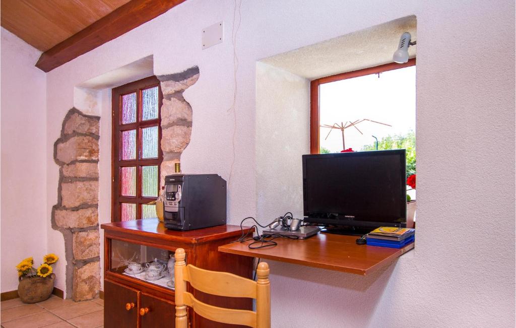 Telewizja i/lub zestaw kina domowego w obiekcie Holiday Home Breg V