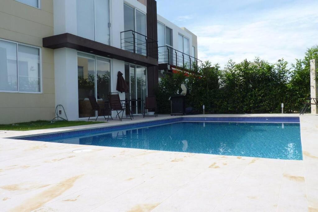 Casa con piscina privada en Ricaurte Cundinamarca