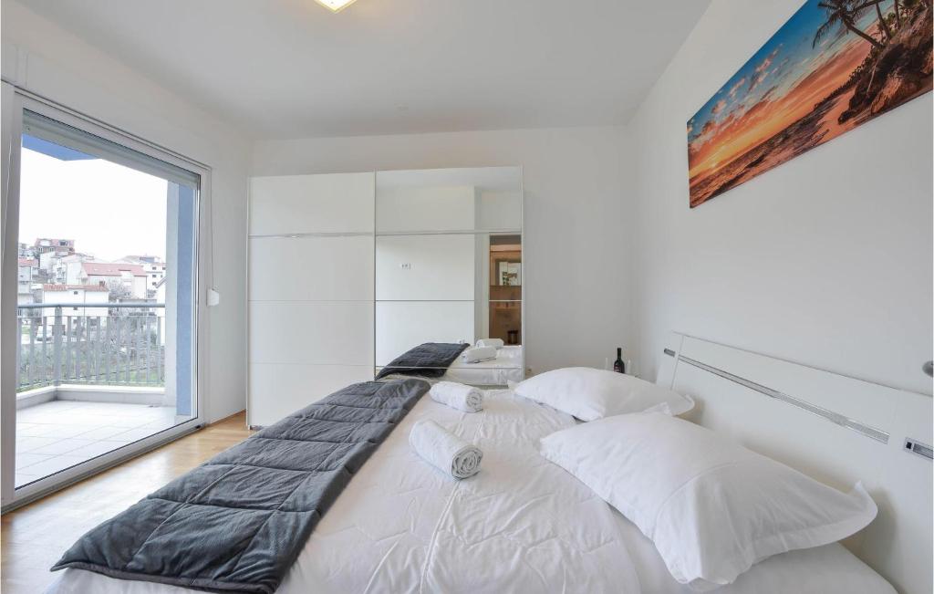 Posteľ alebo postele v izbe v ubytovaní Stunning Apartment In Podstrana