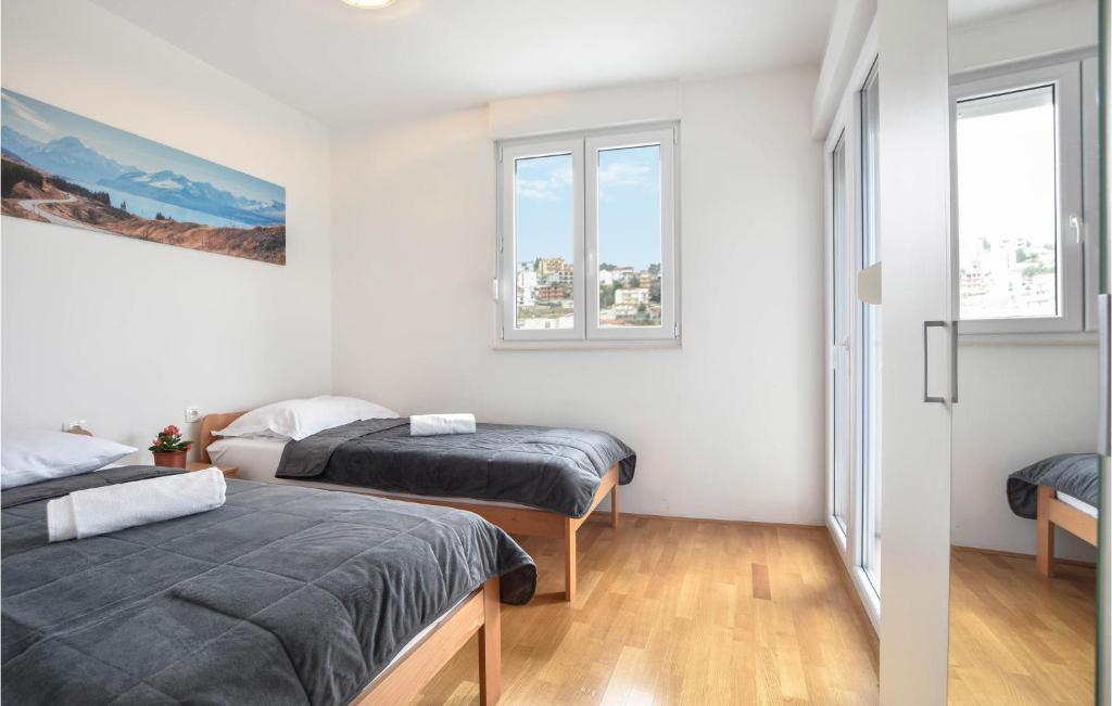 Posteľ alebo postele v izbe v ubytovaní Stunning Apartment In Podstrana