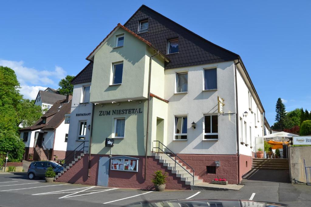 un bâtiment au coin d'une rue dans l'établissement Landhotel Zum Niestetal, à Cassel