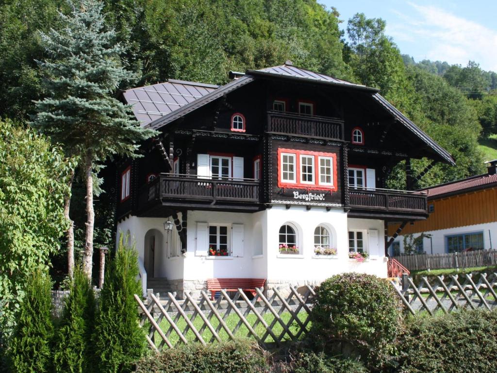 uma casa a preto e branco com uma cerca em Spacious Villa in Zell am See near Ski Area em Zell am See
