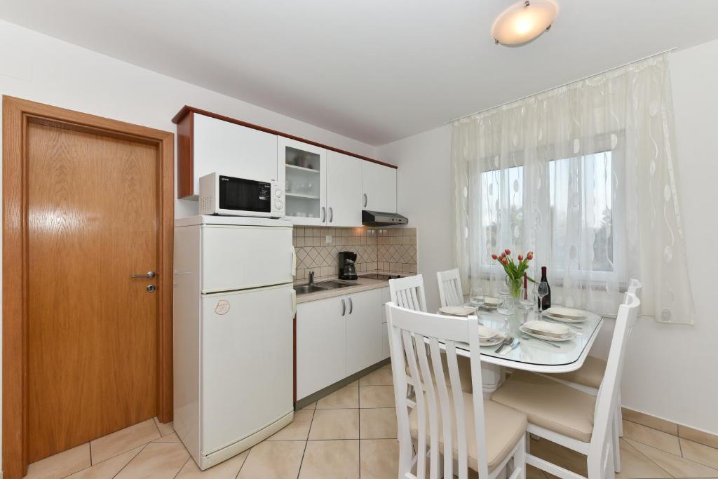 Kuchyňa alebo kuchynka v ubytovaní Villa Gravic 1
