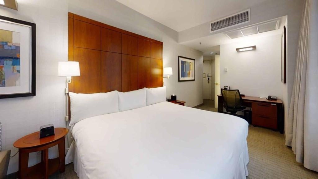 Postel nebo postele na pokoji v ubytování Central Loop Hotel