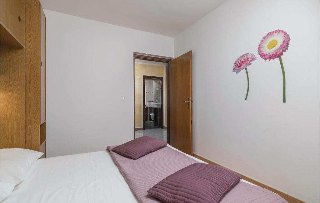 Łóżko lub łóżka w pokoju w obiekcie 3 Bedroom Cozy Apartment In Labin