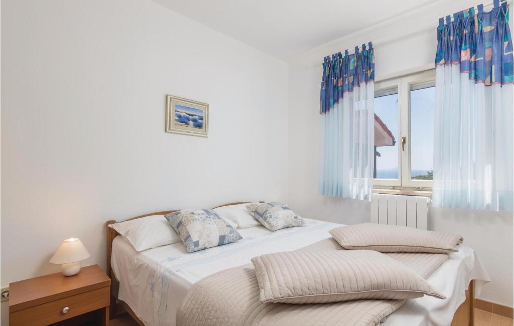 Łóżko lub łóżka w pokoju w obiekcie 3 Bedroom Cozy Apartment In Labin