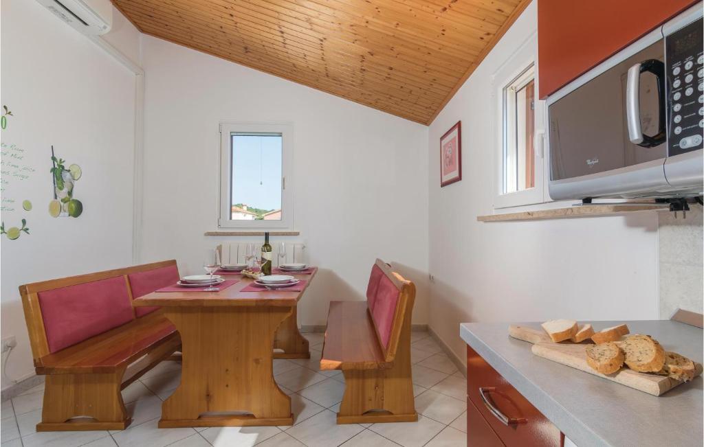 Kuchnia lub aneks kuchenny w obiekcie 3 Bedroom Cozy Apartment In Labin