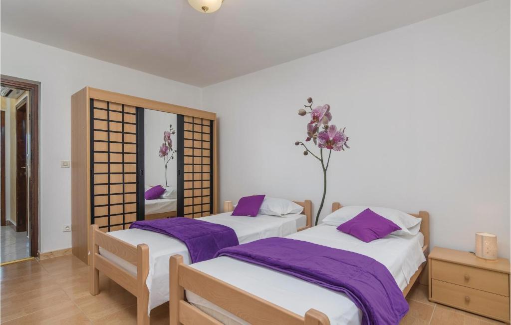 Łóżko lub łóżka w pokoju w obiekcie 3 Bedroom Cozy Apartment In Labin
