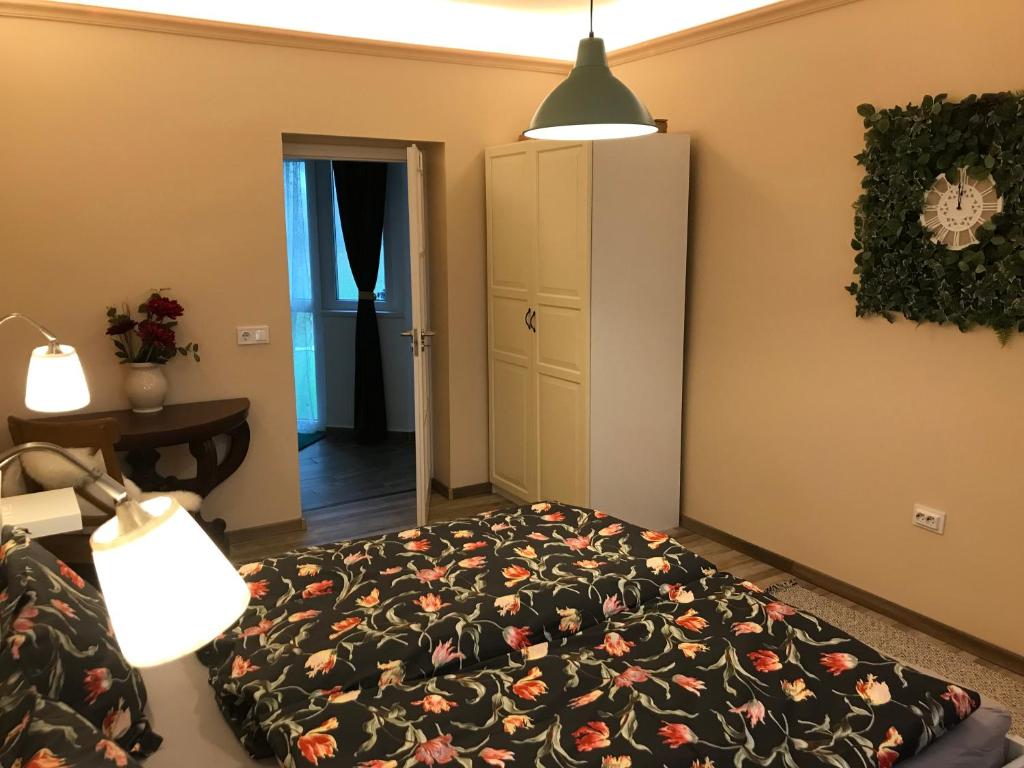 Łóżko lub łóżka w pokoju w obiekcie 21 és fél Fenyő Vendégház