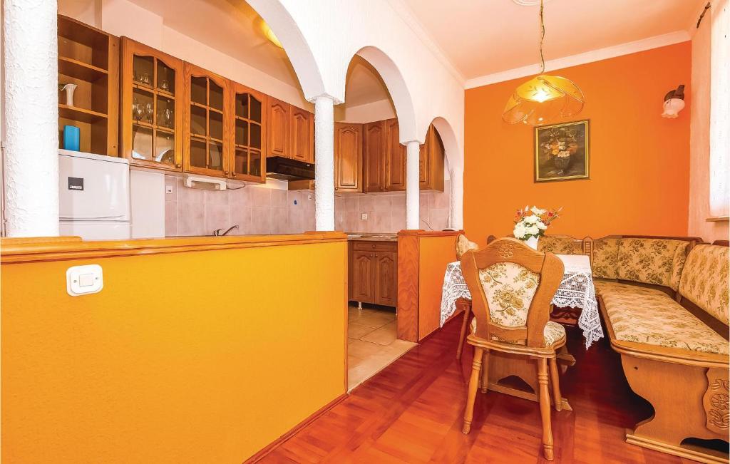Kuchyňa alebo kuchynka v ubytovaní Beautiful Apartment In Crikvenica