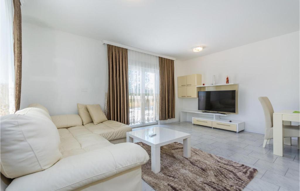 Telewizja i/lub zestaw kina domowego w obiekcie Four-Bedroom Holiday Home In Perci