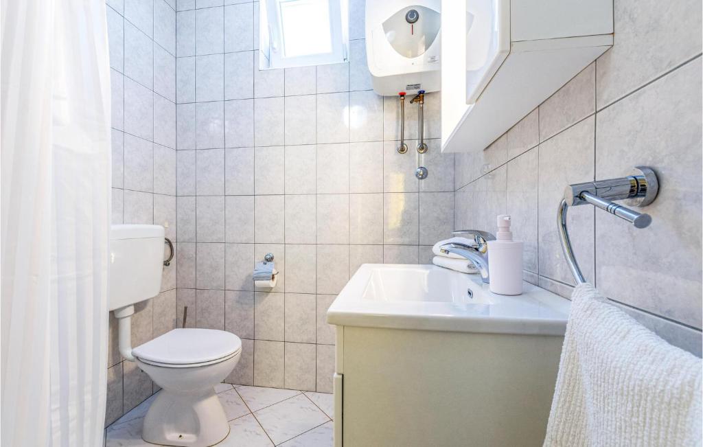 Kúpeľňa v ubytovaní 1 Bedroom Lovely Apartment In Pisak