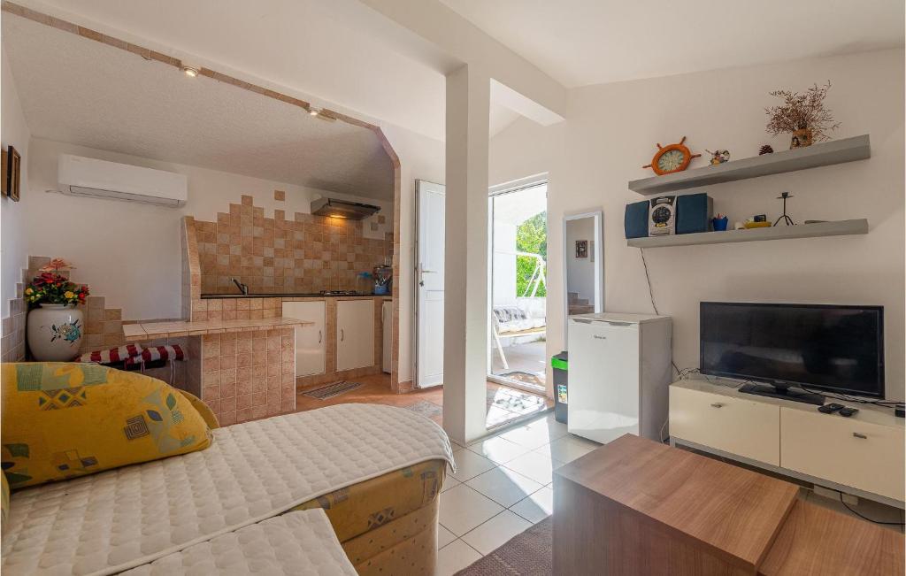 Telewizja i/lub zestaw kina domowego w obiekcie Lovely Apartment In Vir