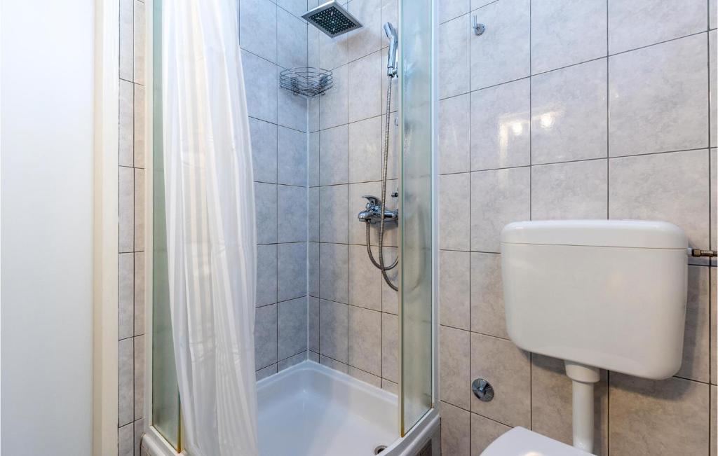 Kúpeľňa v ubytovaní 1 Bedroom Lovely Apartment In Pisak