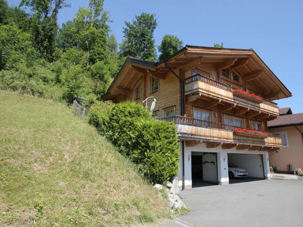 Cette grande maison en bois dispose d'un balcon sur une colline. dans l'établissement Apartment near the ski area, à Brixen im Thale