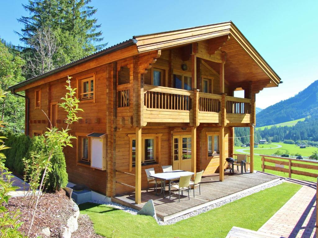 クリムルにあるWooden Chalet in Krimml Salzburg with garden grillのログキャビン(テーブルと椅子付)