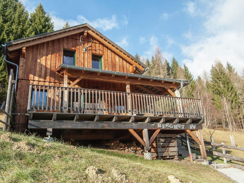 Stadl an der MurにあるChalet in Stadl an der Mur Styria with saunaの丘の上に位置するログキャビン(バルコニー付)