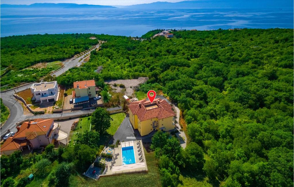 een luchtzicht op een huis met een zwembad bij Awesome Apartment In Kostrena With Wifi in Žurkovo