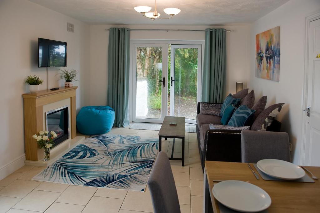 sala de estar con sofá y chimenea en Mountain View Apartment - short drive to beaches, en Bryngwran