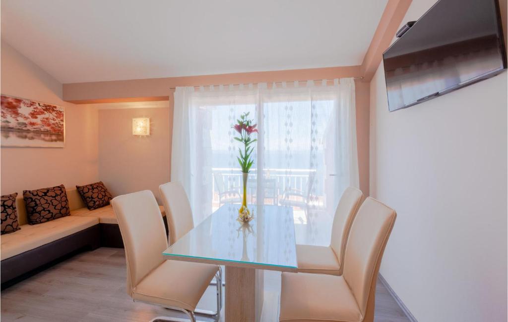 Posezení v ubytování One-Bedroom Apartment In Prigradica