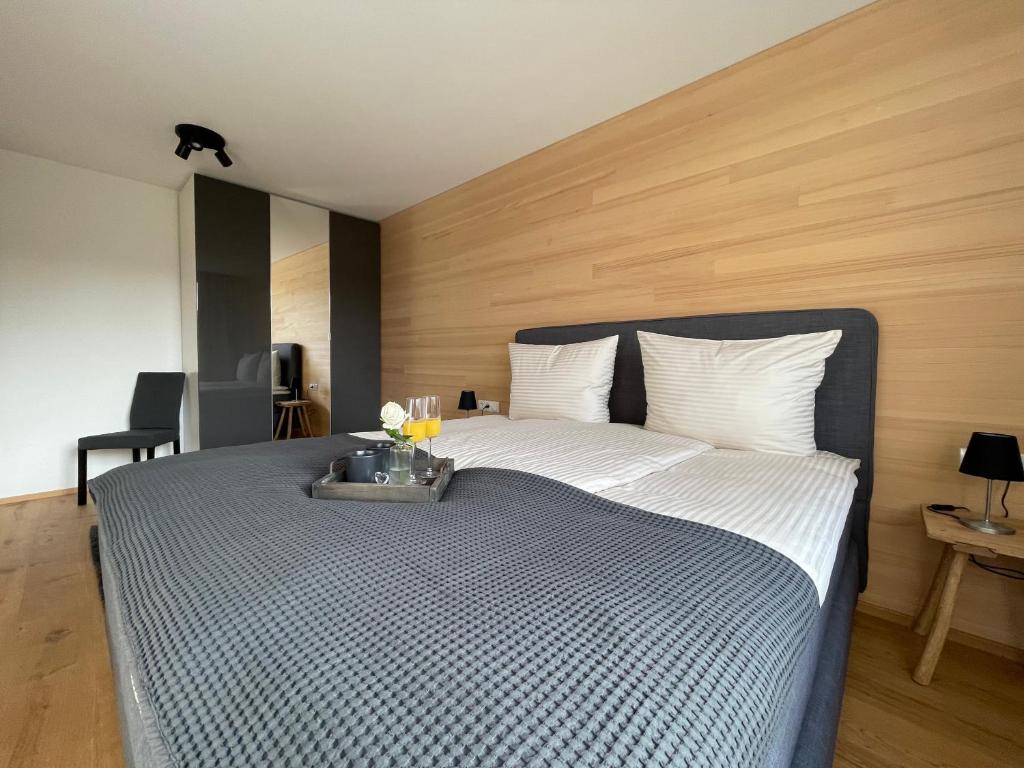 ein Schlafzimmer mit einem Bett und einem Tablett mit Essen drauf in der Unterkunft Nesensohn Ferienwohnungen in Batschuns