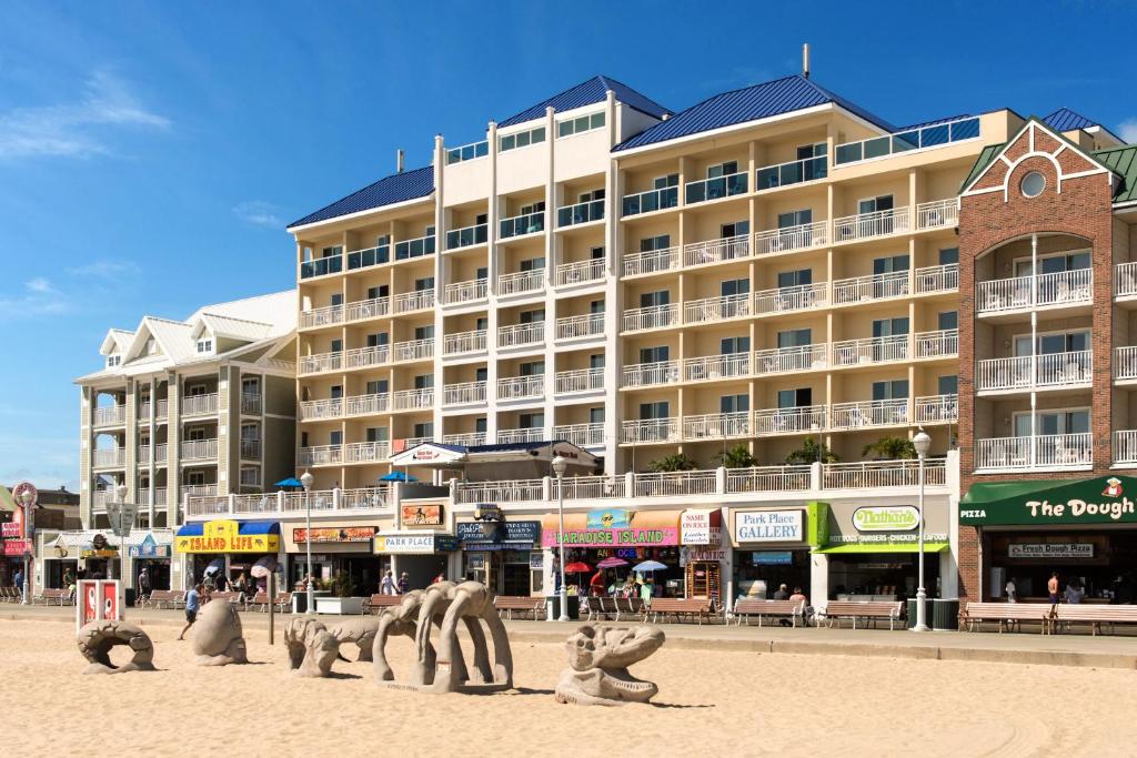 un edificio sulla spiaggia con statue nella sabbia di Park Place Hotel a Ocean City