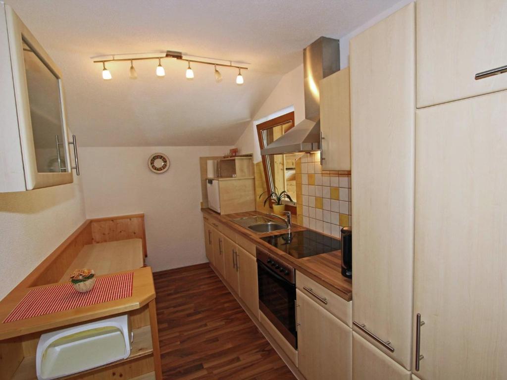 Kuchyňa alebo kuchynka v ubytovaní Apartment Zell am Ziller near Ski Arena