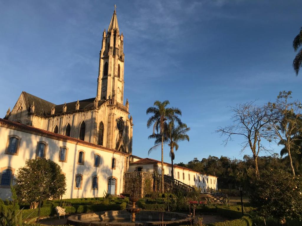 um edifício antigo com uma torre e uma igreja em Santuário do Caraça em Santa Bárbara