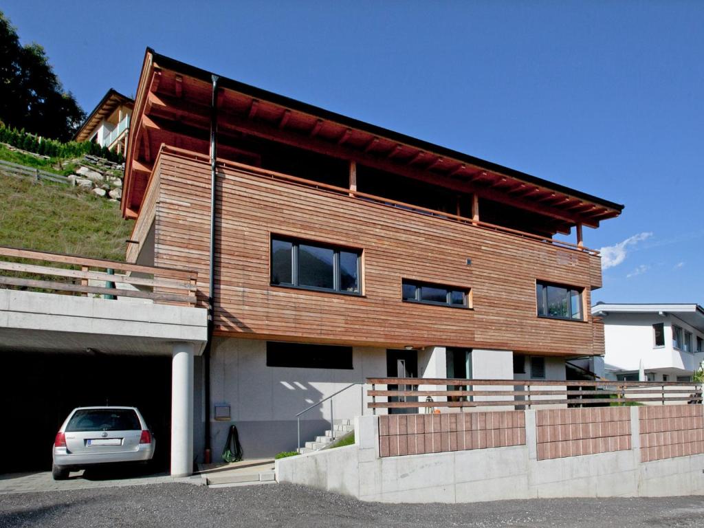 una casa con un coche aparcado delante de ella en Apartment with terrace in Kaprun Salzburg, en Kaprun