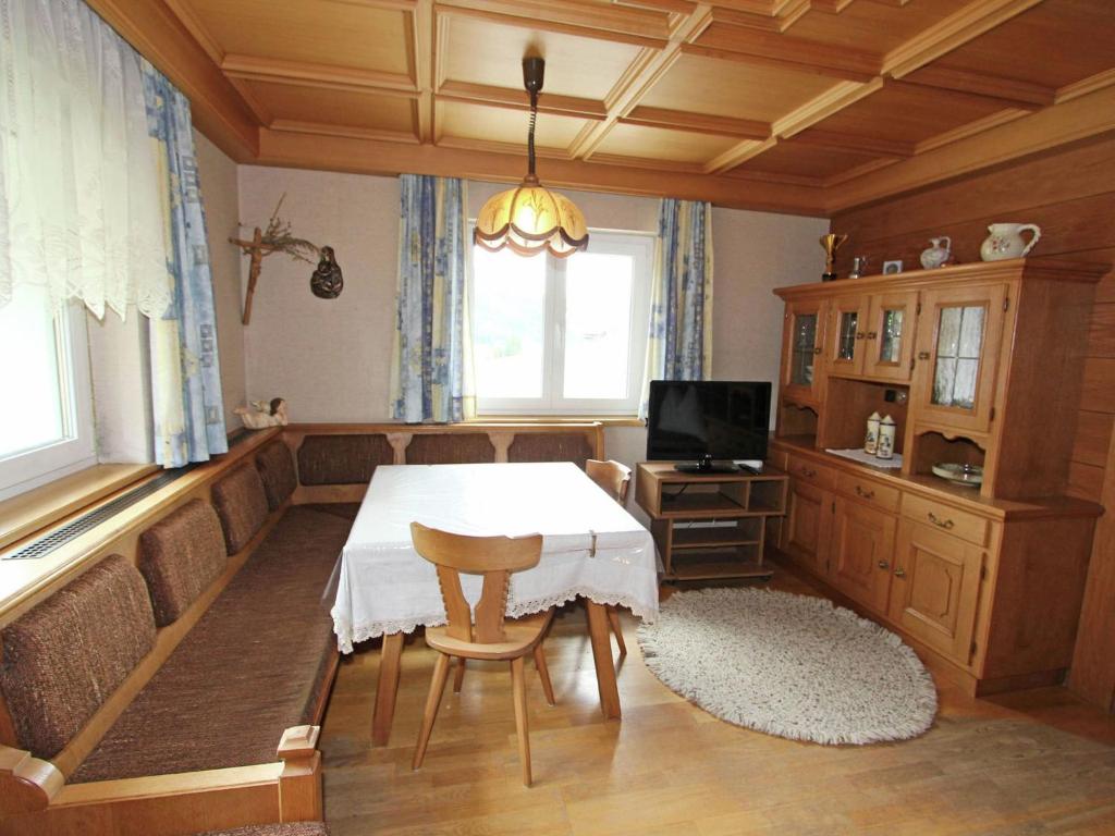 TV a/nebo společenská místnost v ubytování Apartment Außervillgraten near Ski Bus