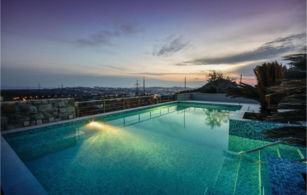 a swimming pool on the roof of a building at Nice Apartment In Mravince With 2 Bedrooms, Wifi And Outdoor Swimming Pool in Mravince