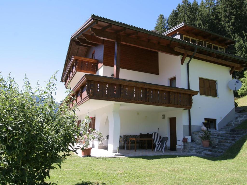 einem externen Blick auf ein Haus mit einem Balkon in der Unterkunft Apartment in Montafon near the ski area in Sankt Gallenkirch