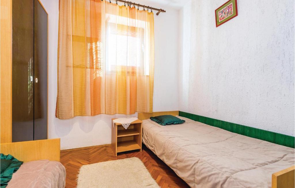 Postel nebo postele na pokoji v ubytování 3 Bedroom Stunning Apartment In Senj