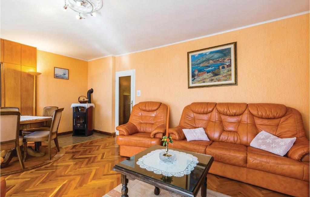 Posezení v ubytování 3 Bedroom Stunning Apartment In Senj