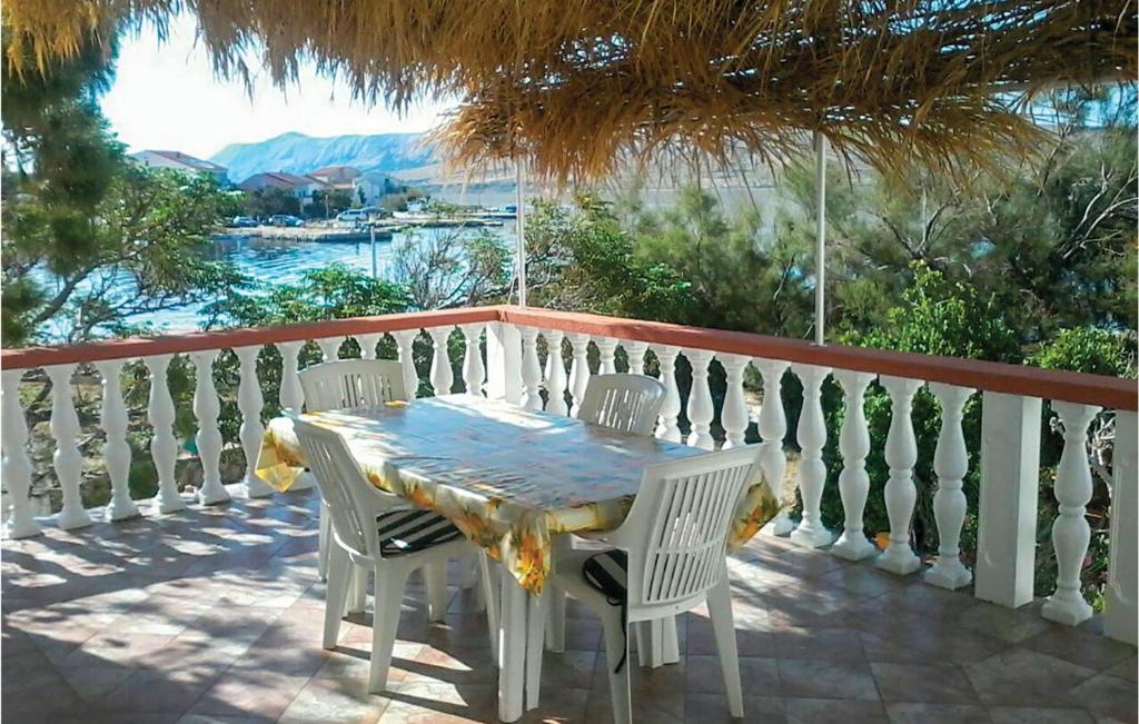 une table et des chaises sur un balcon avec vue dans l'établissement Cozy Apartment In Kustici With Wifi, à Kustići